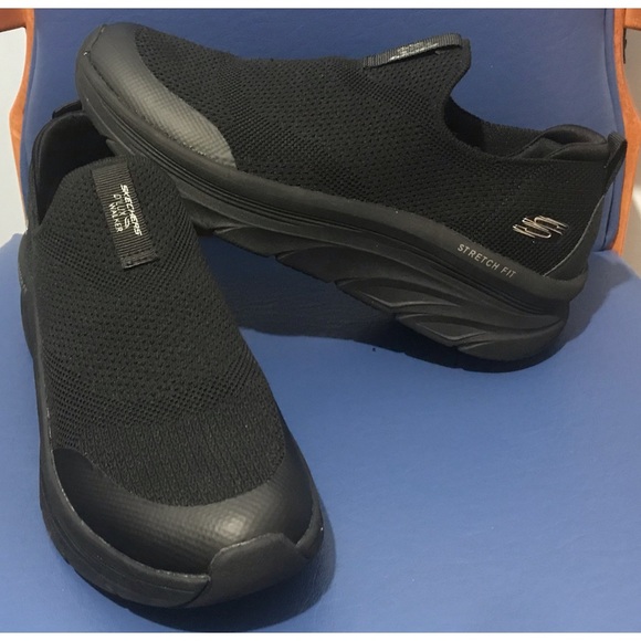 Skechers D’Lux Walker relaxed fit slip-on, women’s, black - Picture 2 of 16